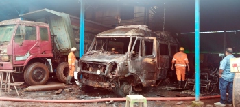 Tempo Traveller gutted in fire at Usgao