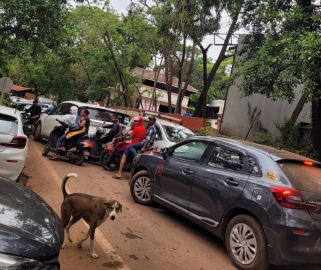 Unauthorized parking amidst tourist rush adds to woes in Anjuna