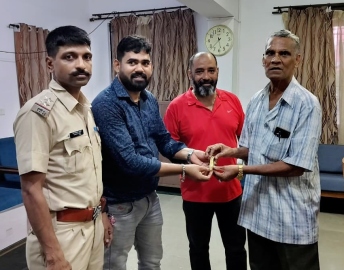 Rs 10 L gold bracelet found in Moira, handed over to owner