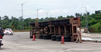 Truck topples at Bambolim, no injuries reported
