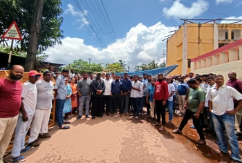 Taximen continue protest in Pernem