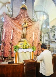 Goa Forward Chief offers prayers at St Anthony's Basilica in Italy