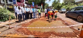 Cong workers fill potholed road in Curchorem with mud