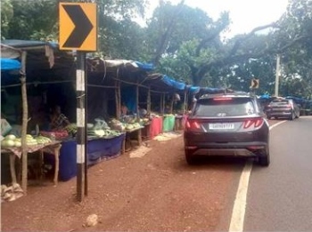 Satellite markets appear along highway at Quepem, Canacona