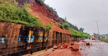 Landslide hits traffic on Verna-Loutolim highway