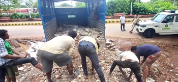 Driver of pickup van dumping debris in Margao fined Rs 5,000
