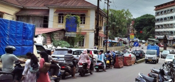 Traffic signal reorientation causes congestion at Mapusa court junction