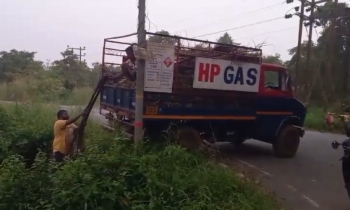 Areal villagers catch gas delivery vehicle dumping mixed waste