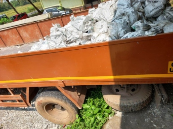 Areal residents intercept vehicle dumping cement waste, police probe on