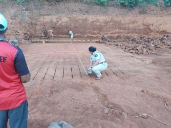 Valpoi police conduct raid at illegal laterite mining site