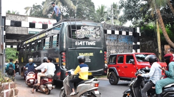 K'taka bus struggles to cross Mungul subway, causes traffic jam