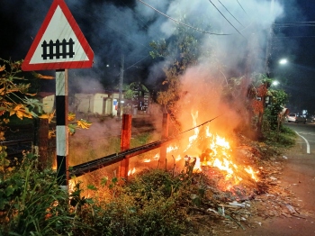 Miscreants set waste dump near Comba rail crossing on fire