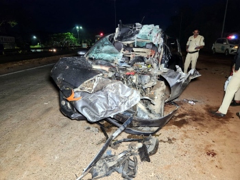 Seven tourists hurt as car crashes into parked truck on NH near Mapusa