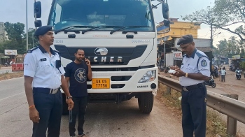 Mapusa traffic cops clamp down on illegal truck parking along NH-66