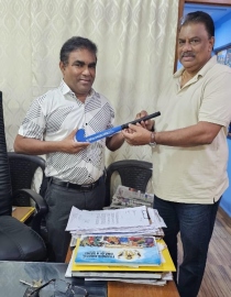 Joaquin Carvalho discusses hockey development with Velim MLA