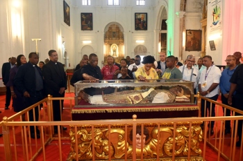Zimbabwean Vice-President venerates Relics of St Francis Xavier at Exposition