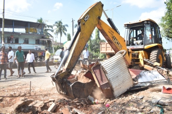 Davorlim, Aquem Baixo p'yats raze illegal gaddas, encroachments