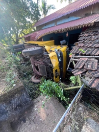 1 injured in road mishap at Shiroda