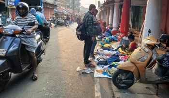 Vendors make merry along roadside in Margao as authorities turn blind eye