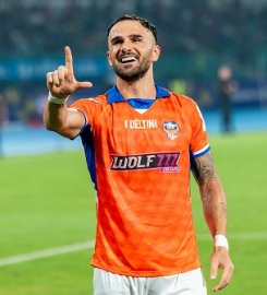 Armando Sadiku's red card overturned