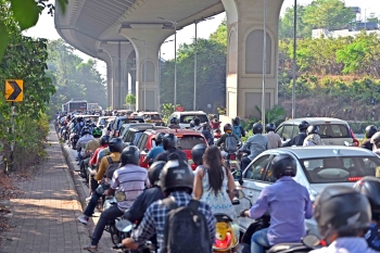 Motorists annoyed over traffic jam near new Mandovi Bridge