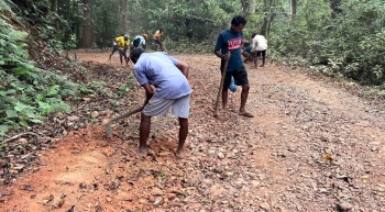 Locals repair damaged road in Netravali’s Salgini ward