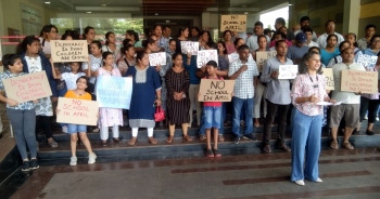 Parents protest at edu dept over beginning of new academic year