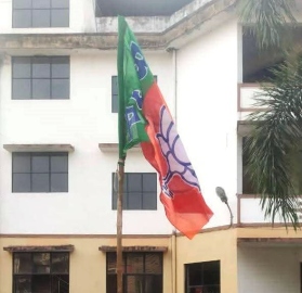 BJP flag hoisted in Navelim p’yat’s compound opposed