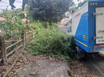 Rear footpath at Margao’s Ravindra Bhavan blocked by overgrowth