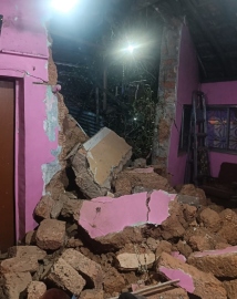 Truck crashes into house in Cuncolim