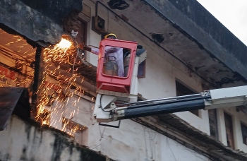 Margao building vacated after canopy collapse, firefighters clear weak slab