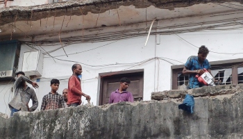 Overhanging old bank building section razed to prevent collapse in Margao