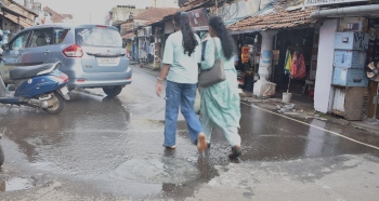 Overflowing manhole on busy Margao road causes nuisance