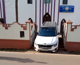 Car follows Google maps, lands on church steps in Canacona