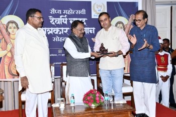 Governor presents Devarshi Narad Patrakar Sanman to Pramod Acharya, Sadguru Pati