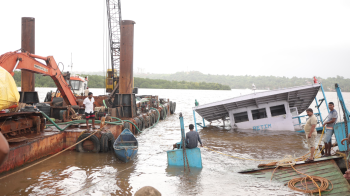 RND begins removing sunken Chorao ferry after five days; GPCC slams govt for ‘zero accountability’