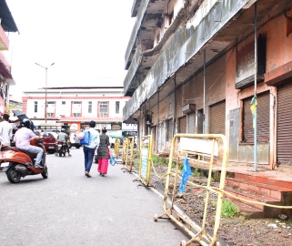 Barricades erected on 3 key Margao roads as dilapidated buildings raise safety concerns