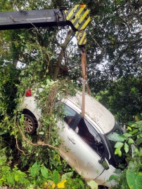 Rent-a-car driven by minor crashes into cross at Velsao