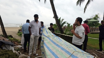 Sarpanch inspects dumping of waste at Morjim beach