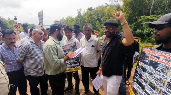 Cong workers block overloaded, speeding trucks at Polem border