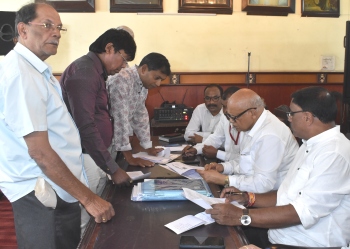 Minister directs MMC, cops to crack whip on vegetable vendors along Margao station road