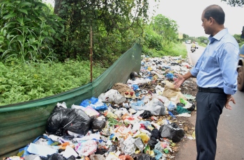 Margao Eastern bypass near lake turns into garbage dumping site