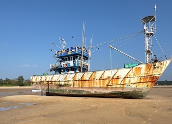 Fishing vessel runs aground again at River Sal mouth