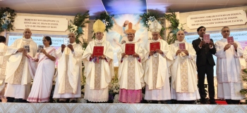 Cardinal FerrÃ£o releases new Konkani Missal in Goa