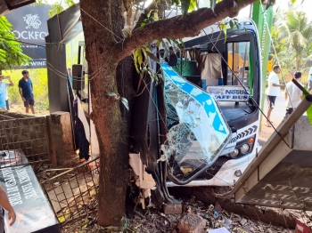 8 injured as bus rams into tree at Bicholim