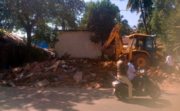 Dilapidated ‘CafÃ© Central’ building opposite old bus stand at Chaudi razed
