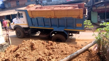 Stone-laden truck gets stuck in middle of main Valpoi road