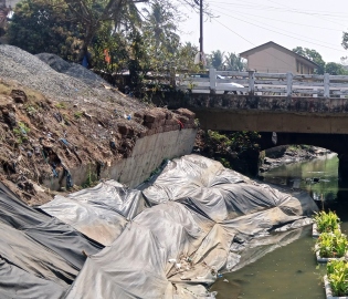 Concerns raised over condition of retaining wall near Khareband bridge