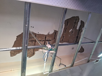 Part of false ceiling collapses at Mapusa electricity office