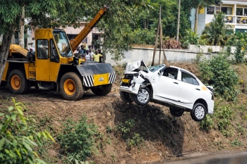 Driver escapes as car falls into canal at Quepem